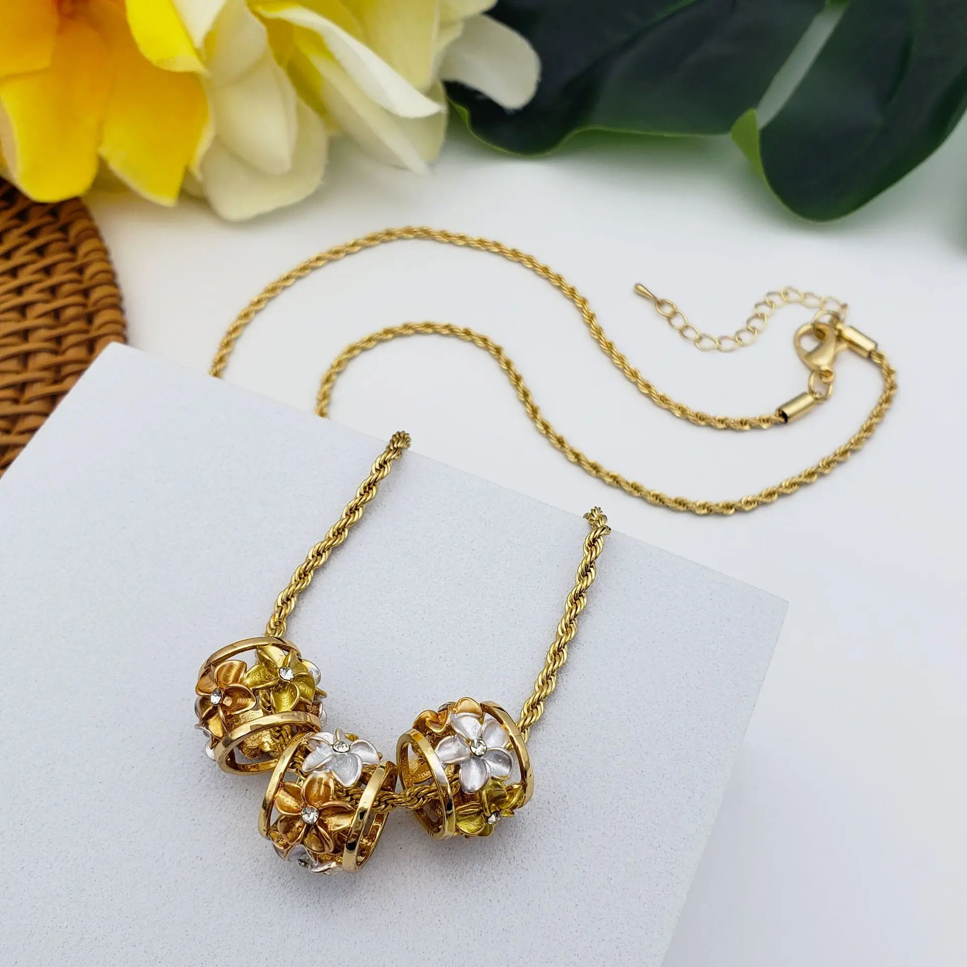 Trendy Tri Color Pearls Heritage Plumeria Flower Lariat Collana Hawaii Polynesian Border Barrel Set Di Gioielli Da Sposa