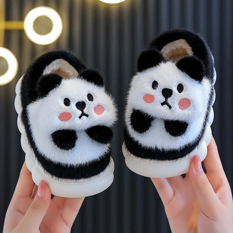 

Детская Хлопковая обувь, Симпатичные Детские Мультяшные тапочки панды, удобные теплые домашние Нескользящие пушистые зимние тапочки для мальчиков и девочек