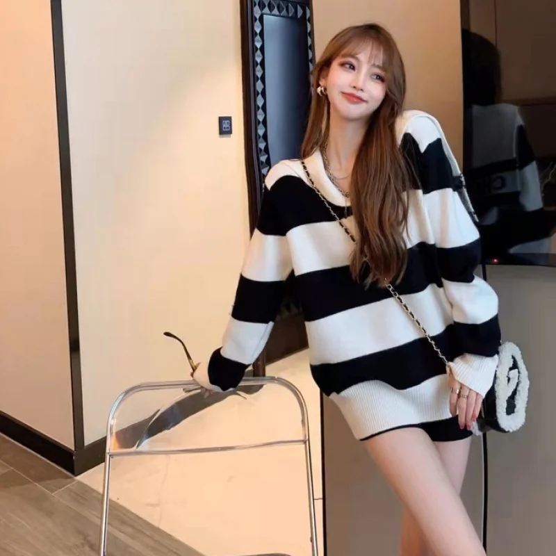 

Женский тонкий вязаный свитер в полоску с воротником