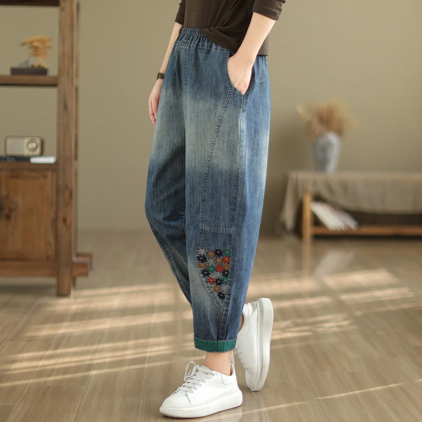 Aricaca Women M-XL Retro Patch Embroidered Jeans Women Casual Denim Summer Pants