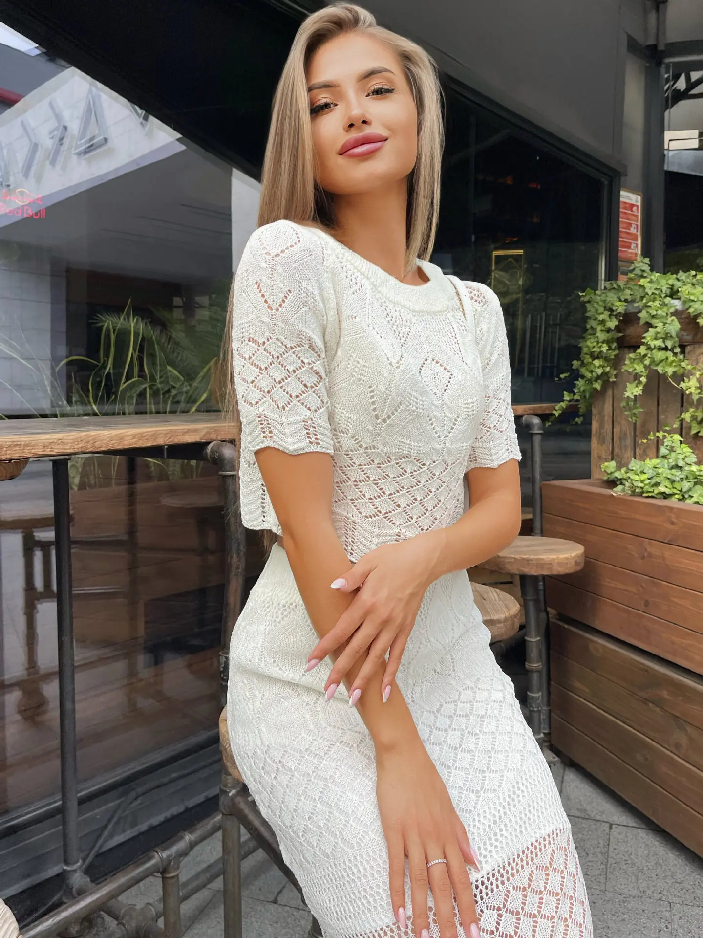 Conjunto de camiseta y falda de punto blanco de manga corta con aberturas transparentes de cintura alta, sexy, ajustado, cruzado en la cadera, dos piezas para mujer
