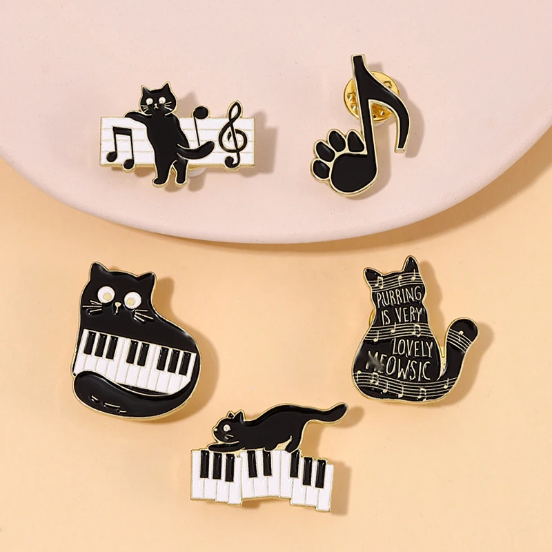 

Piano Black And White Keys Cat Brooch Custom Cute Jumping Notes Metal Badges Ins Fashion Decorations Medals Jewelry Wholesale