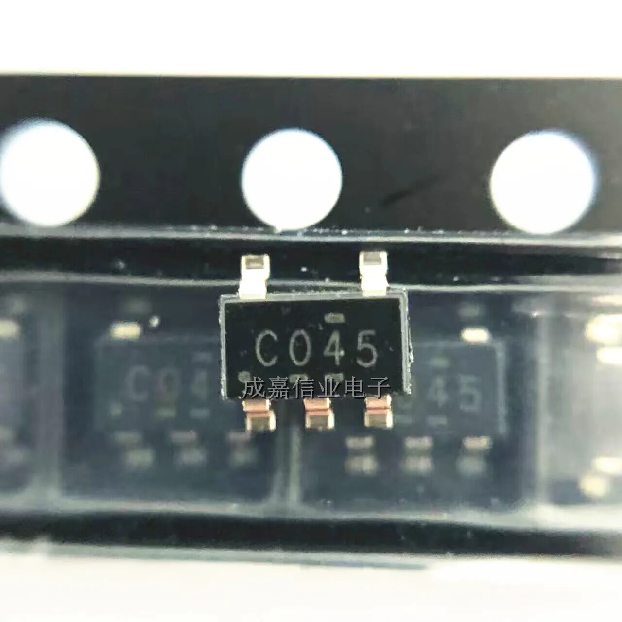 

10pcs/Lot SN74LVC1G04DBVR SOT-23-5 MARKING;C04 Inverter 1-Element CMOS 5-Pin Operating Supply Voltage:1.65 V to 5.5 V