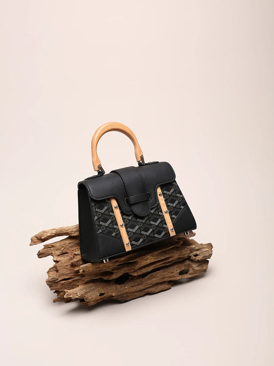 تصميم حقائب كلاسيكية فاخرة مع طباعة حروف أنيقة، با...