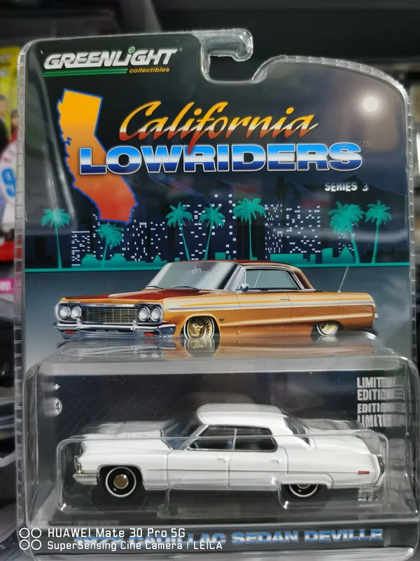 

Коллекция литой под давлением модели автомобилей GREENLIGHT 1/64 1972 SEDEN deVille