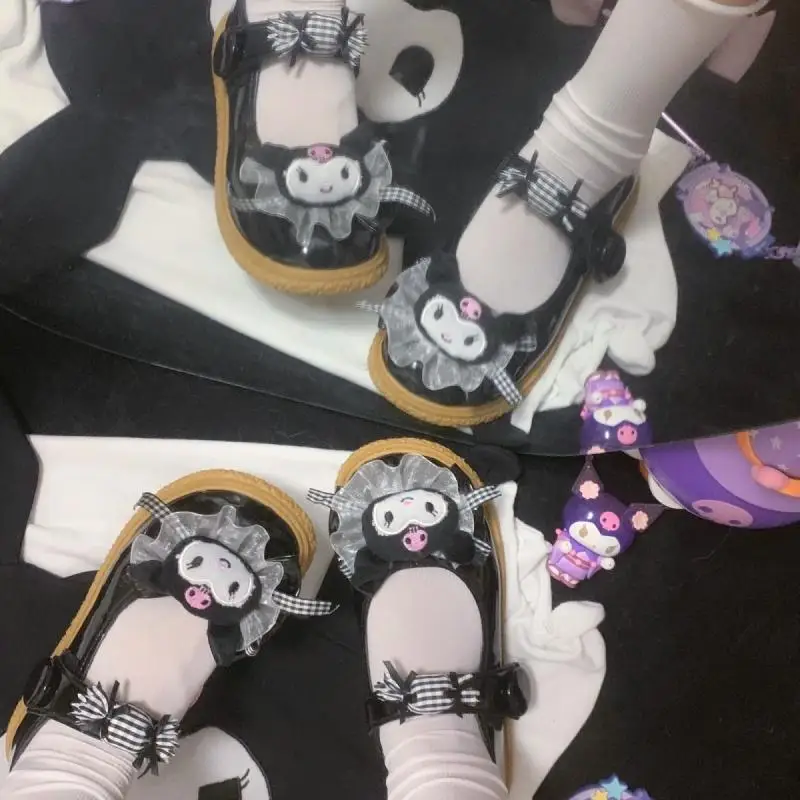 

Милая мультяшная кавайная Sanrioed Kuromi, новинка 2023, зимняя Красивая Маленькая кожаная обувь в студенческом стиле для девушек