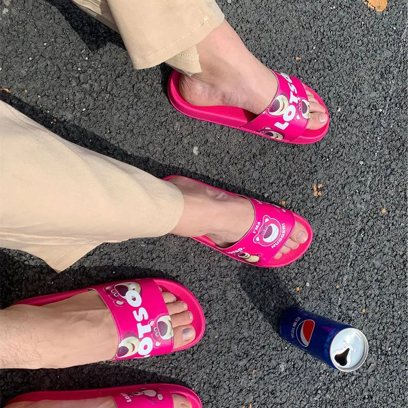 

Летние Симпатичные Нескользящие шлепанцы Lotso Girl в форме сердца клубники медведя из мультфильма для ванной комнаты женские сандалии для мужчин Новое поступление 2022