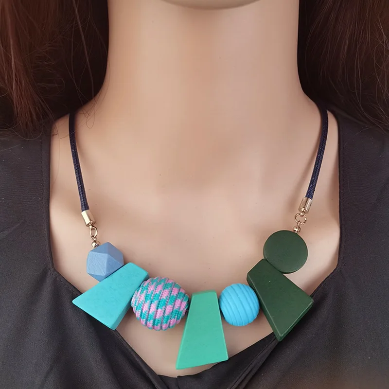 Nuova Collana con Pendente Geometrico a Luna Curva e Ciliegia con Pietre Prezios