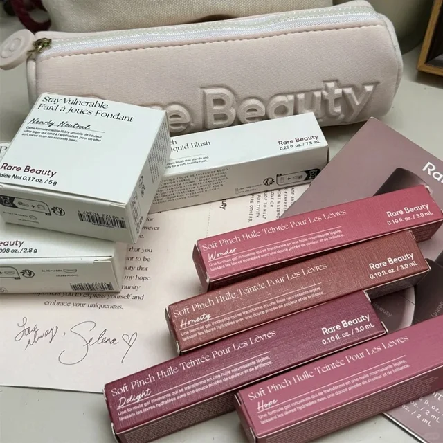 Rare Beauty Rouge à lèvres gel texturé, Fard à joues liquide mat naturel, Fard à joues coussin d'air effet purée de pommes de terre et Fard à joues poudre illuminatrice 1