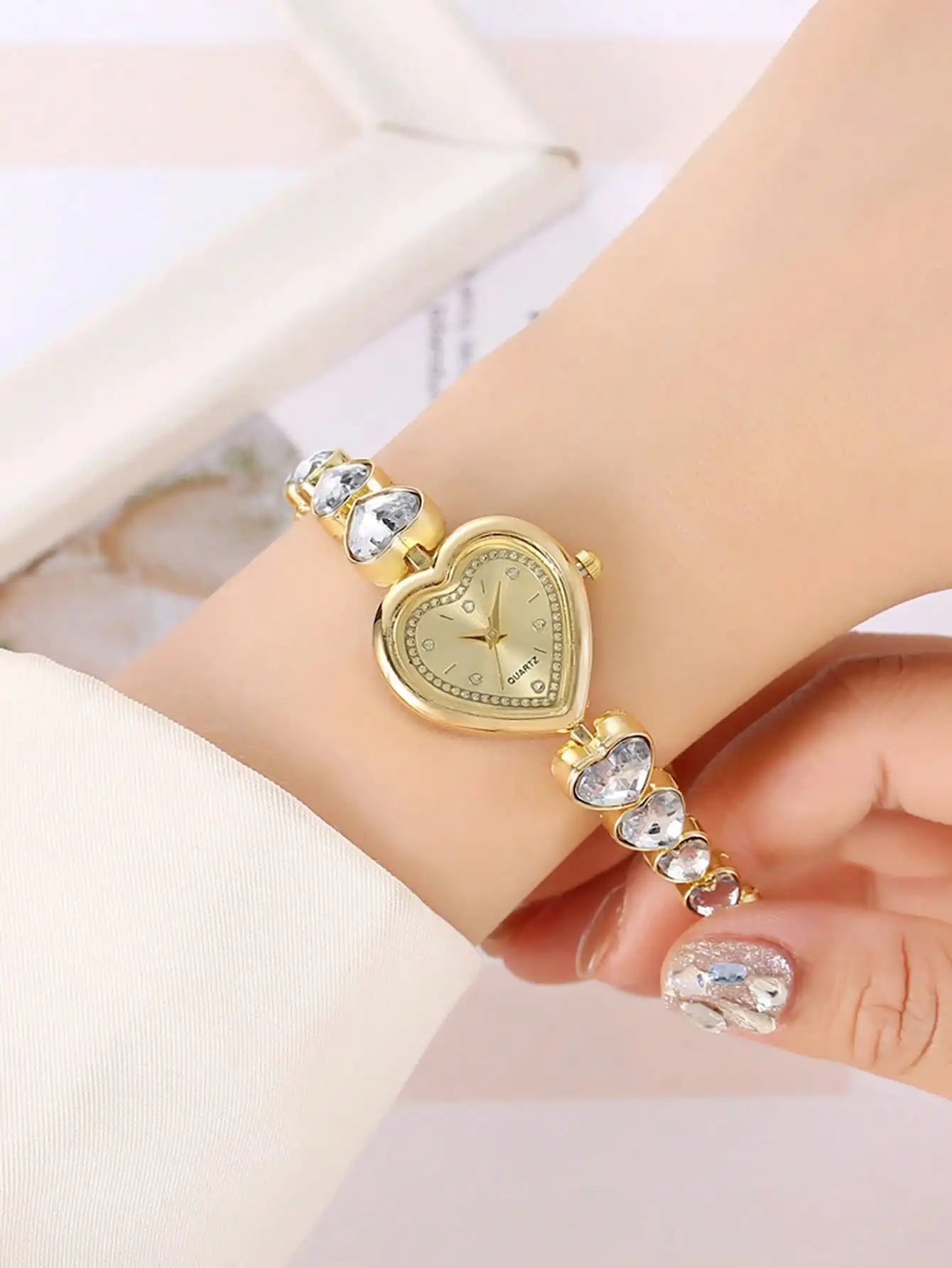 Ladies' Fashion And Exquisite Heart-Shaped Dial Quartz Watch for Women（Without Box）