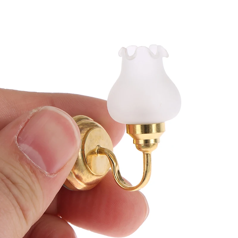 Alomejor Lampe Miniature de Maison de Poupée 1:12, Lampe de Bureau LED en  Métal à Piles avec Interrupteur Marche/arrêt pour Maison de Poupée