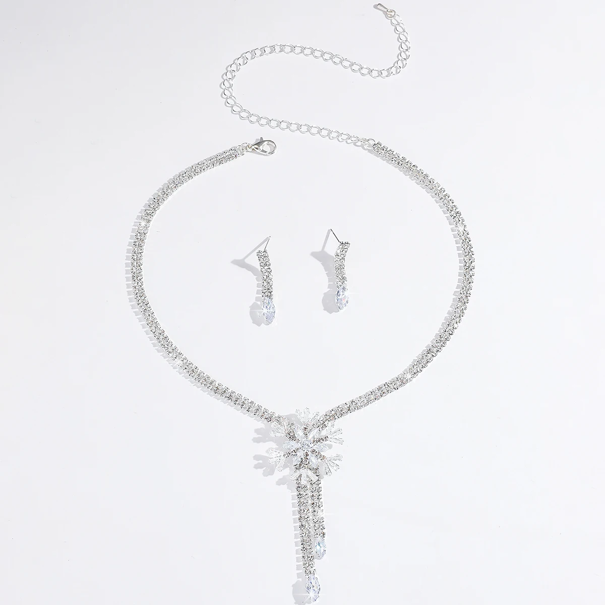 Conjunto de joias sobre uma superfície de madeira