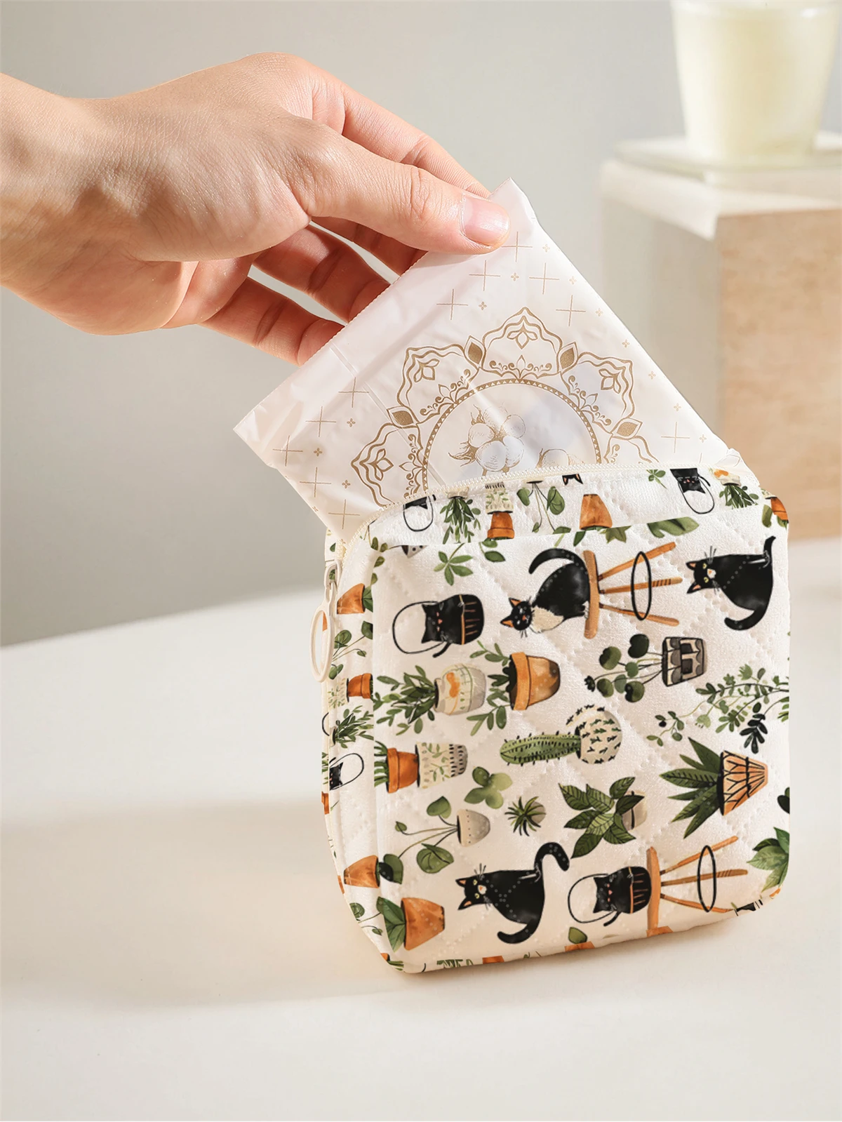 1 portable sanitary napkin storage bag, made of seaweed turtle pattern and diamond mesh material, lightweight women's tissue bag