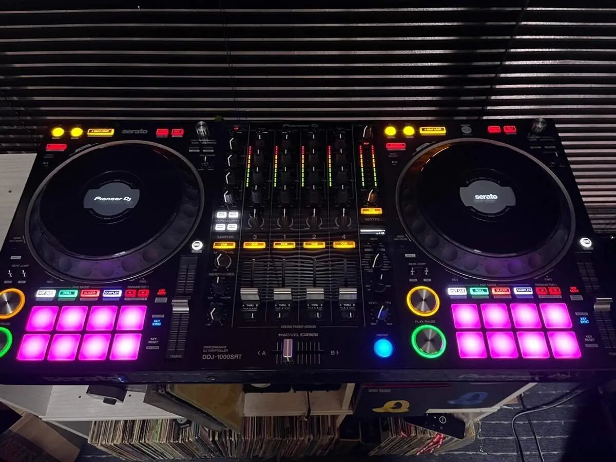 Pioneer DDJ-1000SRT + Deck Saver Serato 4ch DJ Controller 1000 SRT 