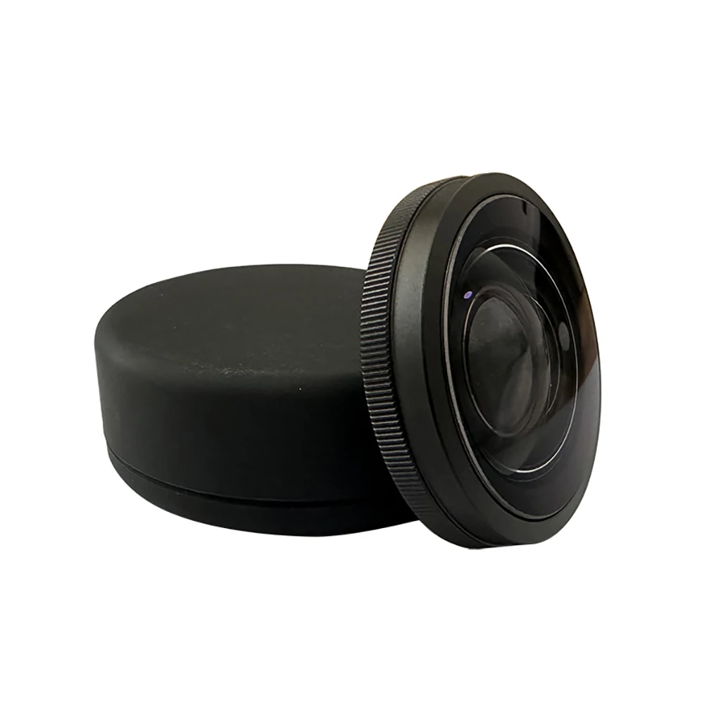 Gros plan sur l'objectif grand angle 185° montrant son design robuste et sa lentille large.