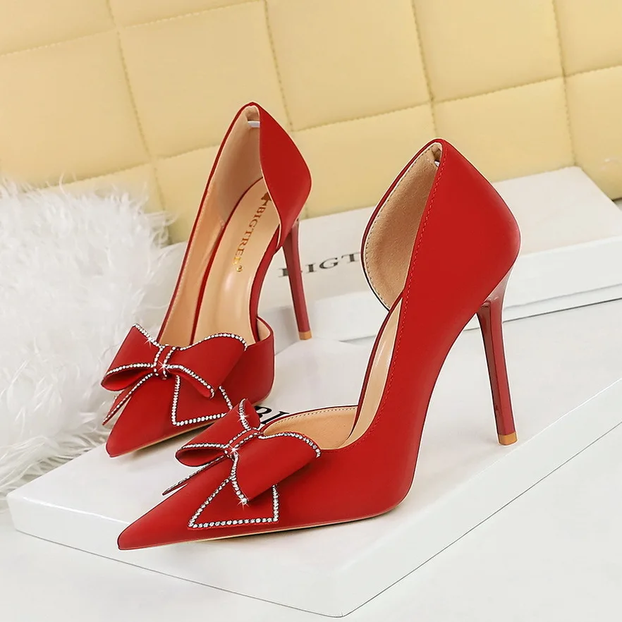 thumbnail image 1 of Zapatos de boda para mujer, para banquetes, de tacón alto, sencillos, con tacones finos, boca baja, diamantes de imitación, punta puntiaguda, con agujeros laterales y lazo, 1 of 5