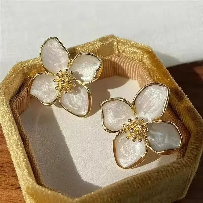 White Gold Color Glaze Metal Flower Retro Earrings for Women Girl Vintage Design Unique European Fashion Jewelry Party Gifts