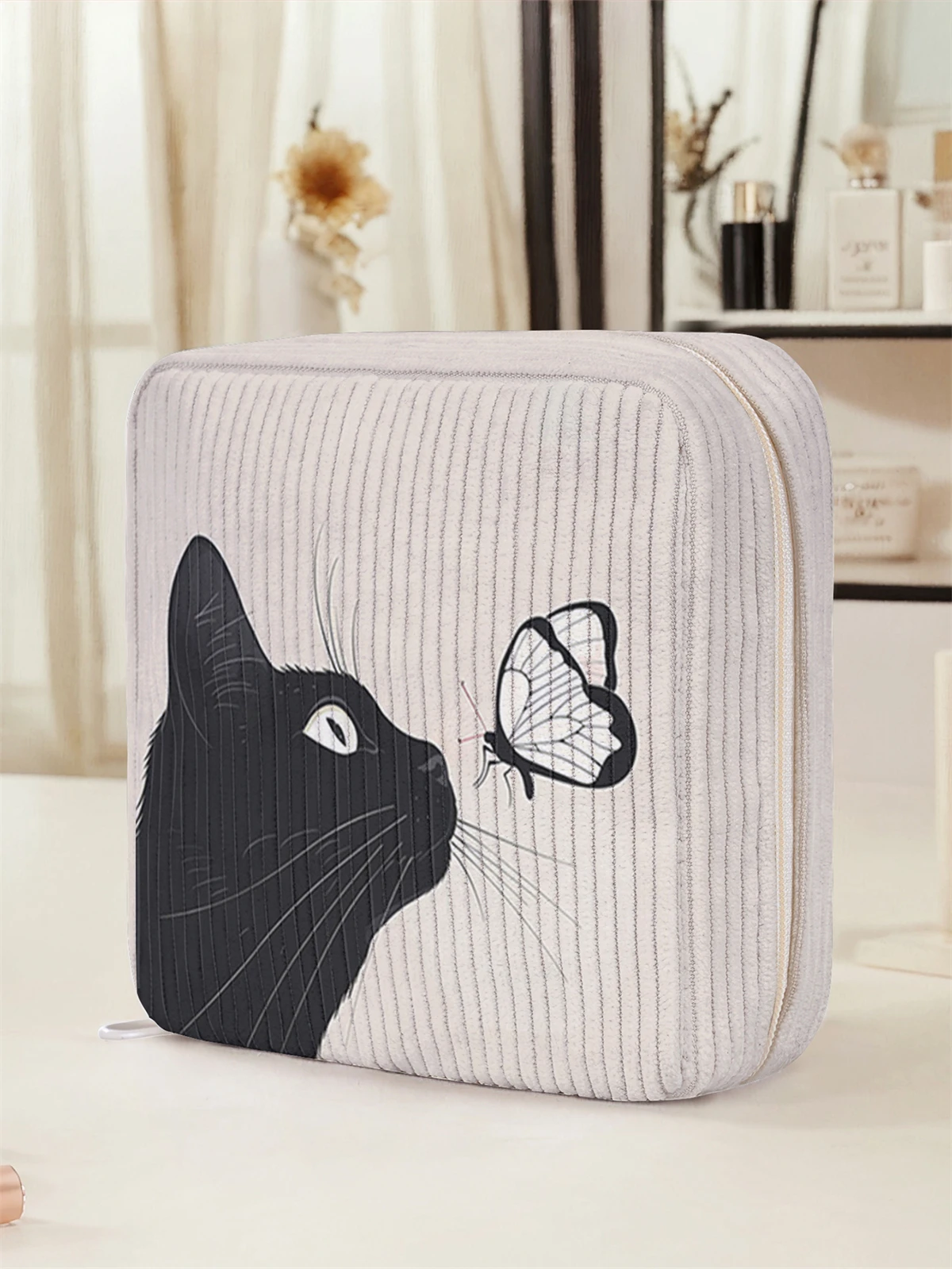 Cat and butterfly pattern printed sanitary napkin storage bag, women's lightweight tissue bag, sanitary tissue bag