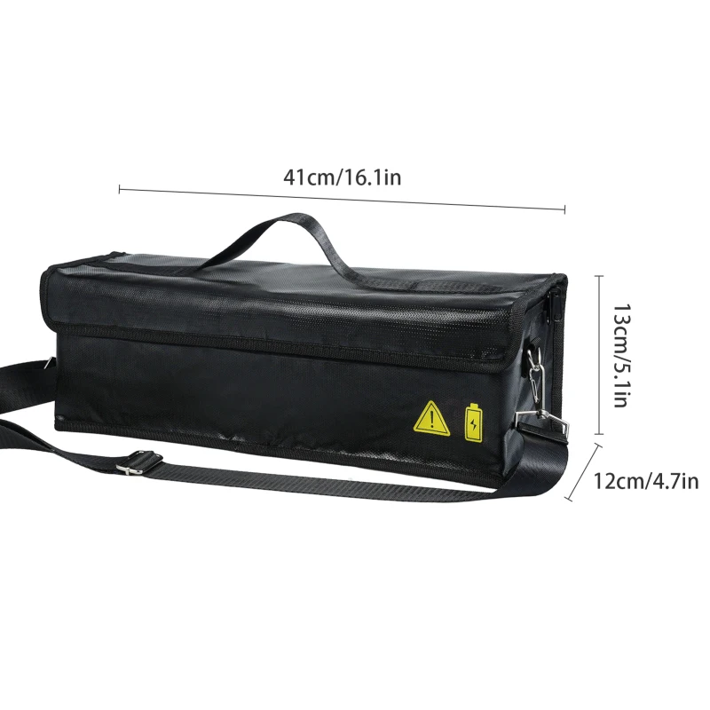 Sac résistant au feu et à l'eau pour batterie drone, posé à plat avec étiquette de certification visible.