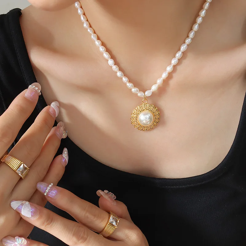 

French Retro Luxury Freshwater Pearl Necklace, Women's Titanium Steel Gold-Plated Fashionable Straw Hat Jewelry