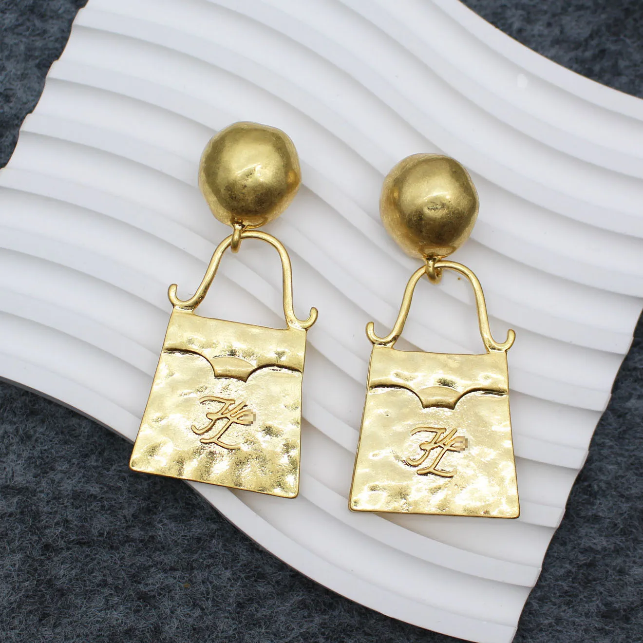 European and American exaggerated retro irregular geometric bag ear clip