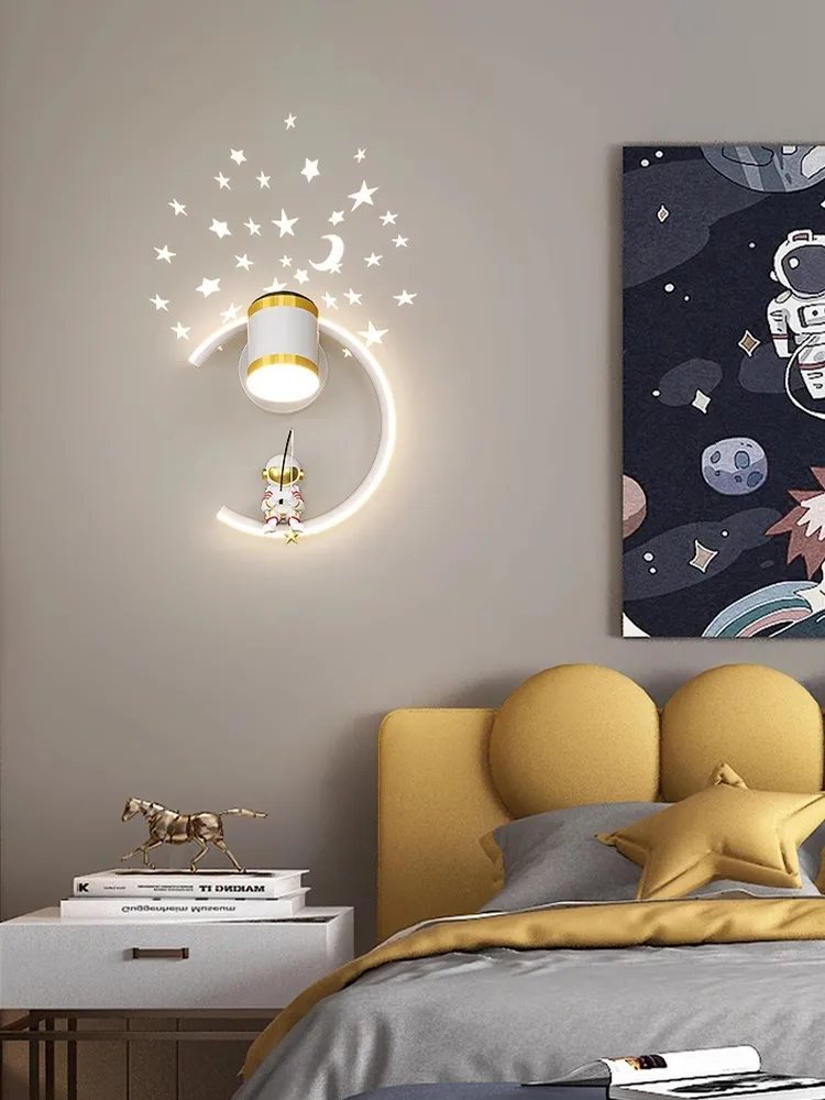 

Детская комната мультфильм фон настенный светильник Современный простой креативный астронавт мальчик и девочка Спальня прикроватный светильник.