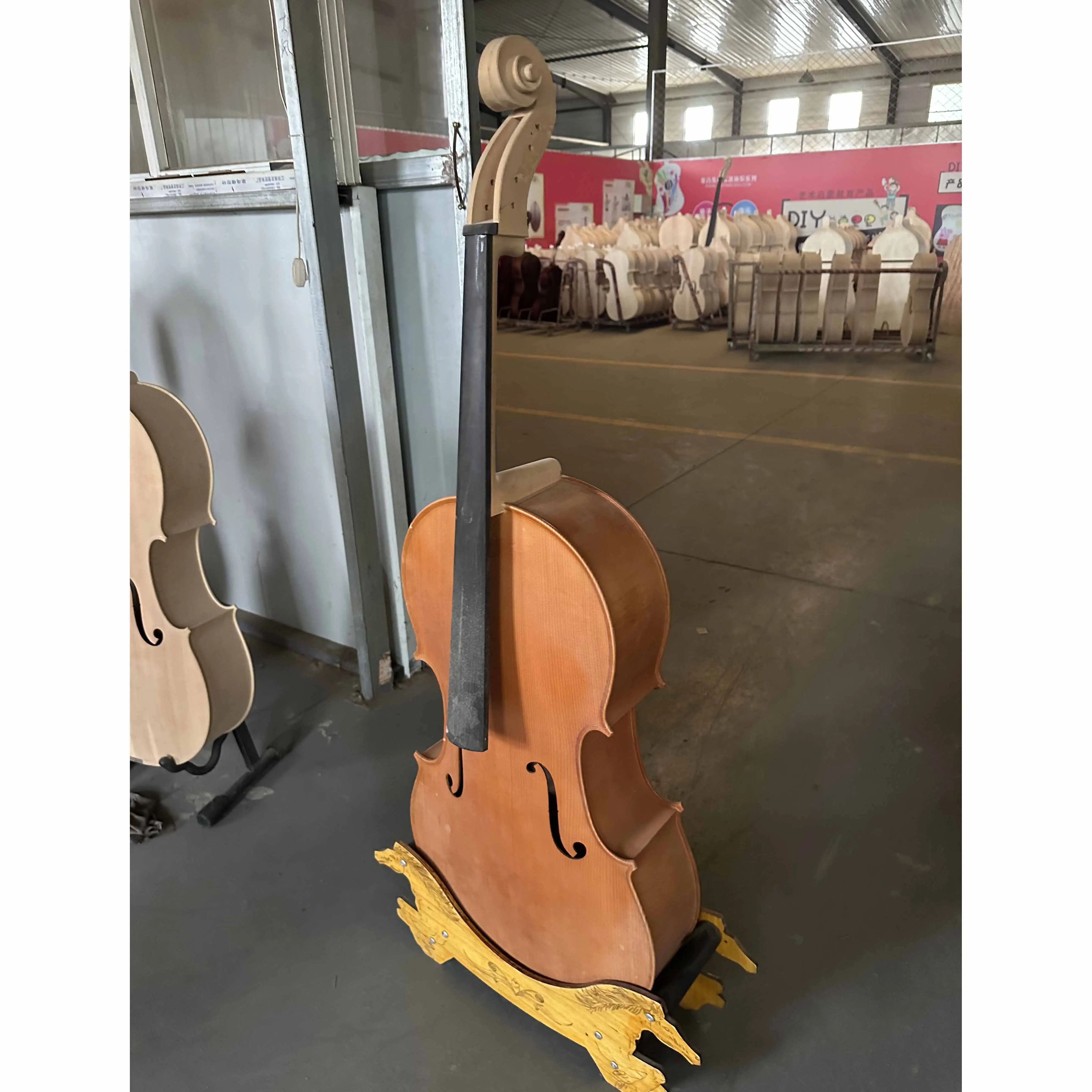 White stubble cello defect. Cello 4/4, very cautious for those who pursue perfection. Be careful when shopping