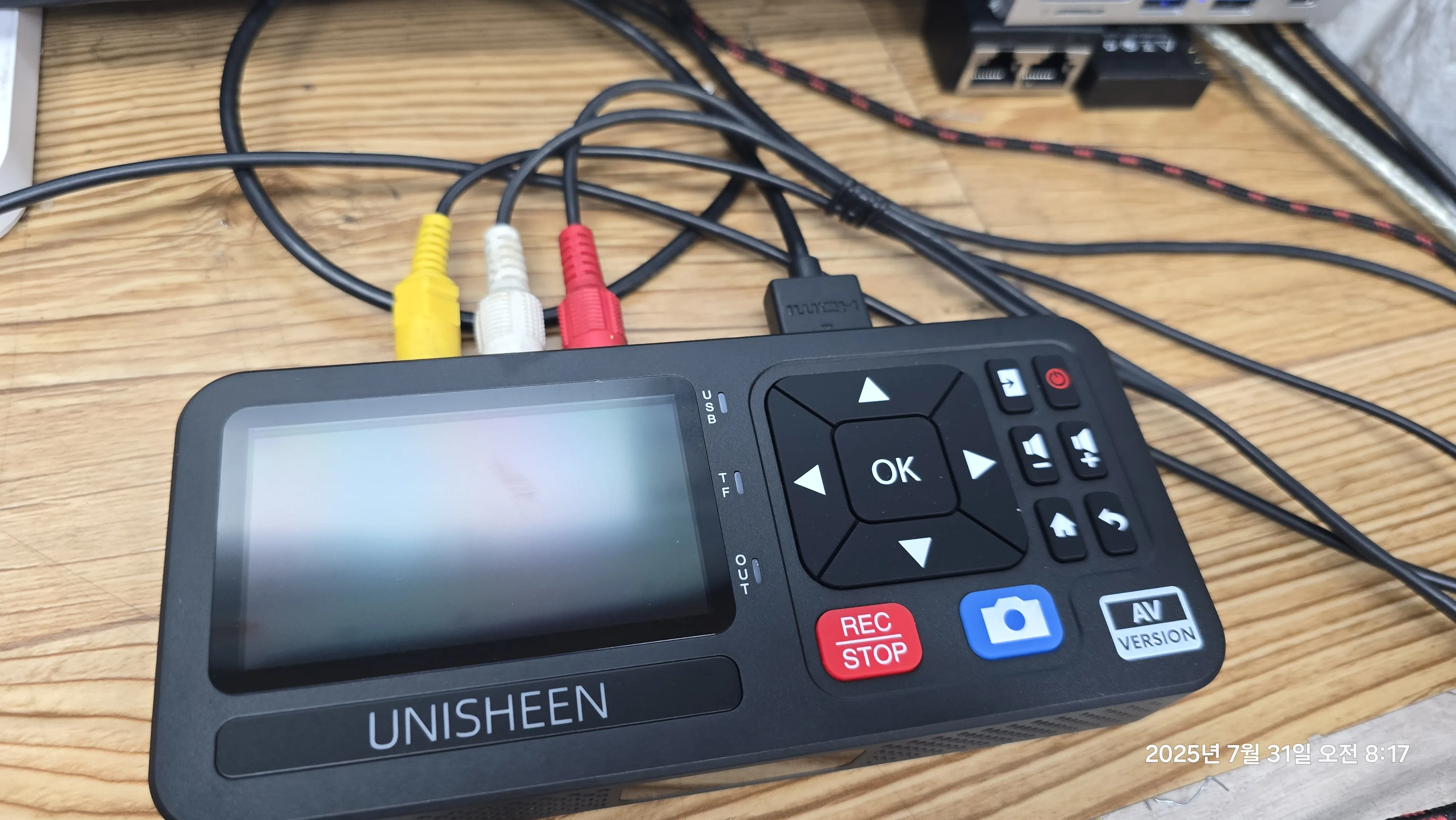 UNISHEEN UR230A Analog CVBS RCA SVideo Camera USB Tape VCR VHS Capture Card Box MP3 Video Recoder photo review