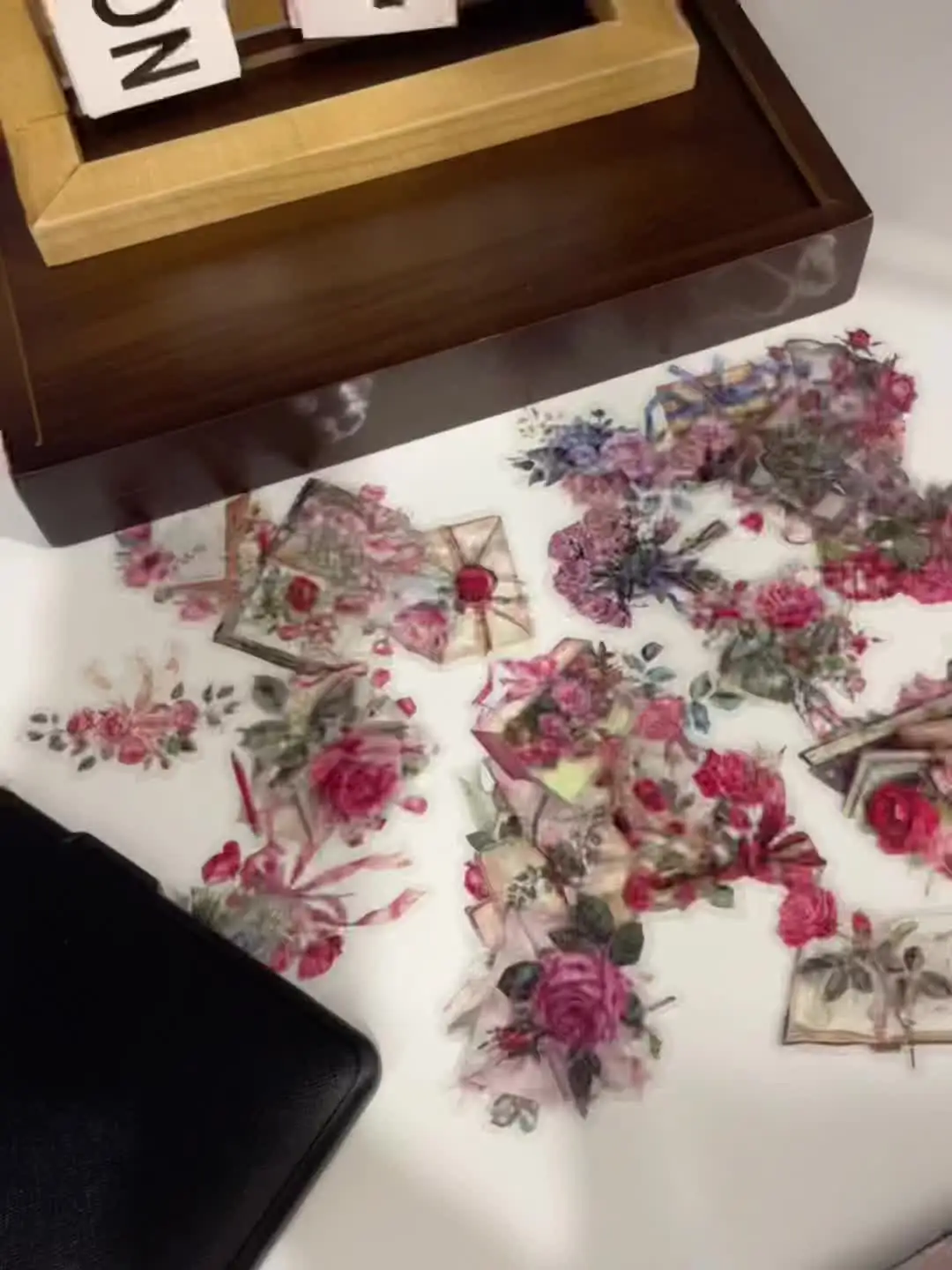 500 Adesivi Floreali Colorati – Rotolo Con 8 Disegni Diversi, 3.8 Cm, Impermeabili, Per Decorazioni E Album