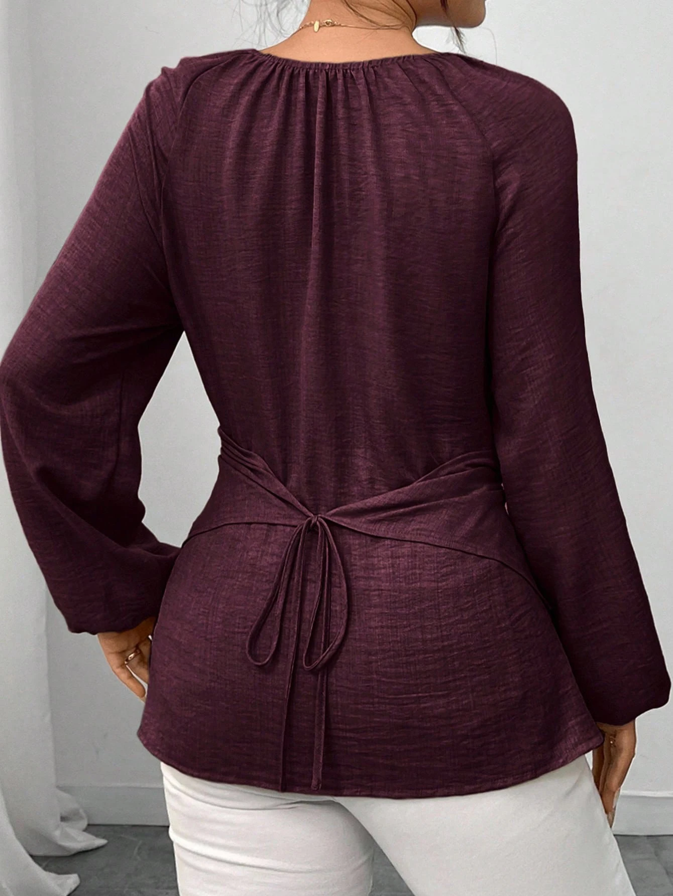 Chemisier portefeuille bordeaux pour femme avec col à perles en bois, manches longues lanternes, taille froncée, lien au dos et ourlet asymétrique – Élégant pour le bureau ou décontracté