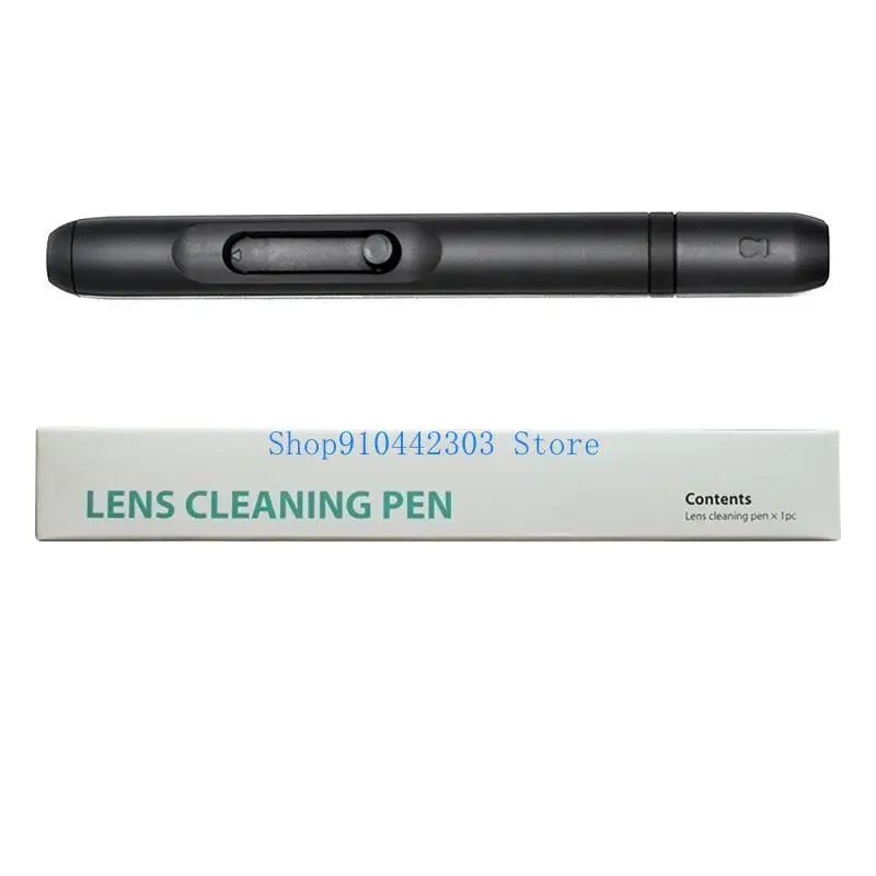 Pointe carbone du stylo nettoyant appliquée sur un écran, éliminant les traces et poussières