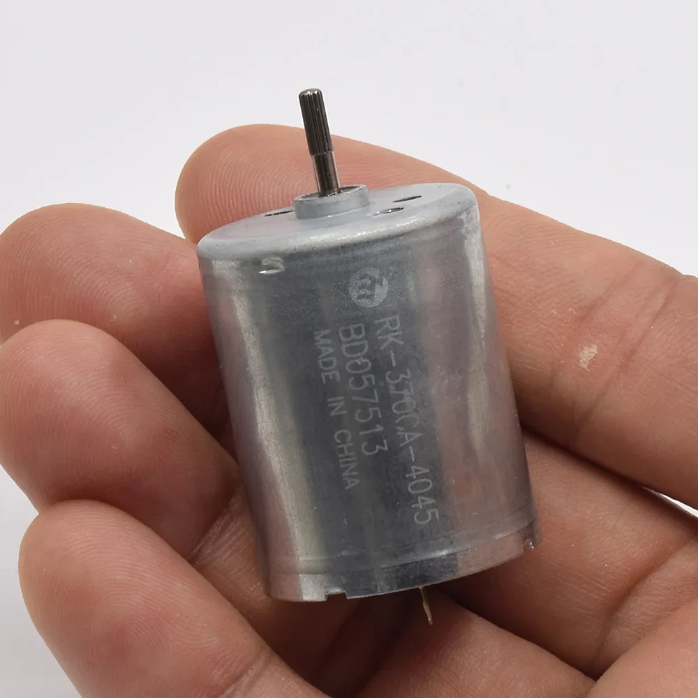 Détail du moteur électrique MABUCHI RK-370CA-4045 haute vitesse pour drone FPV micro, étiquette lisible.