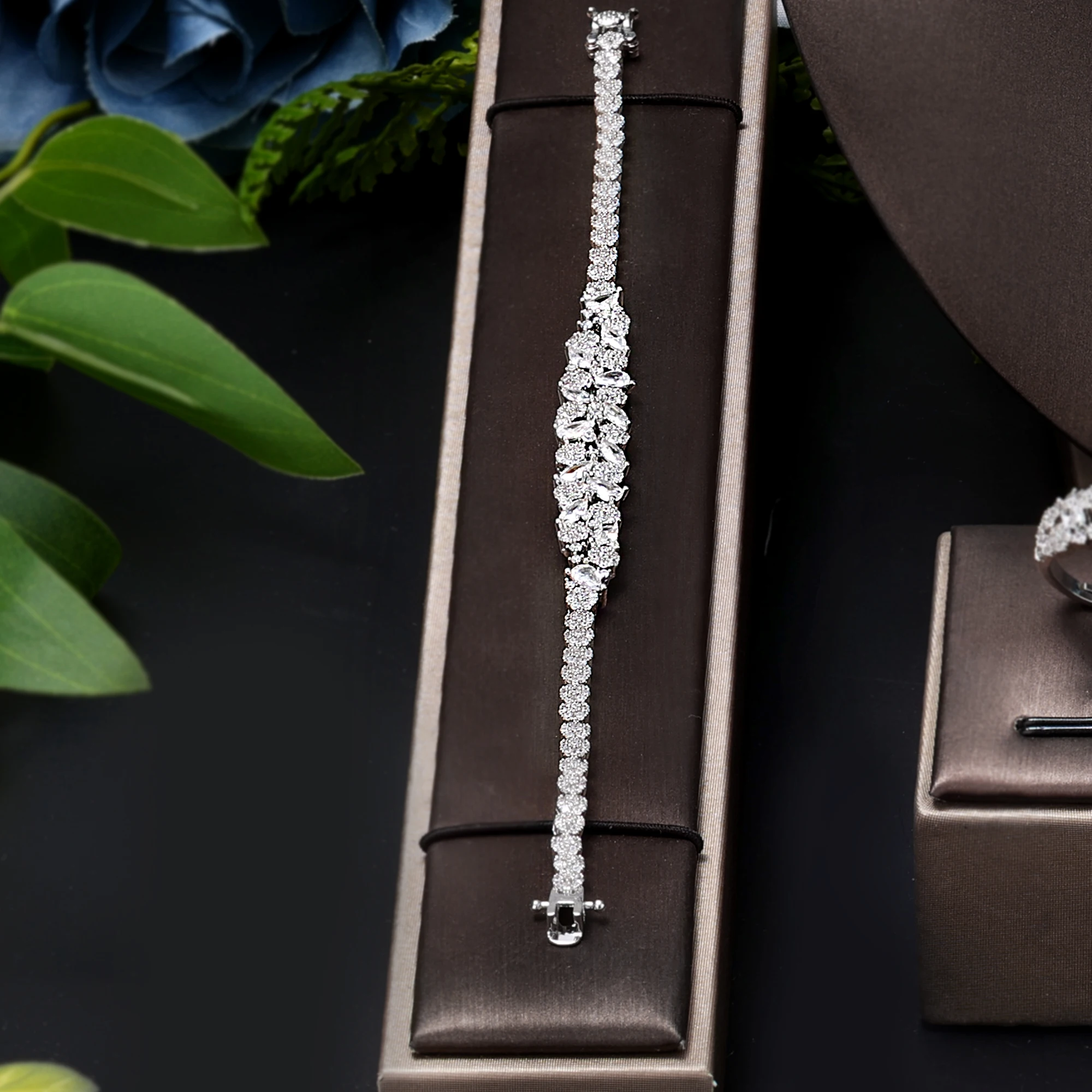 Bridal jewelry set close-up 4