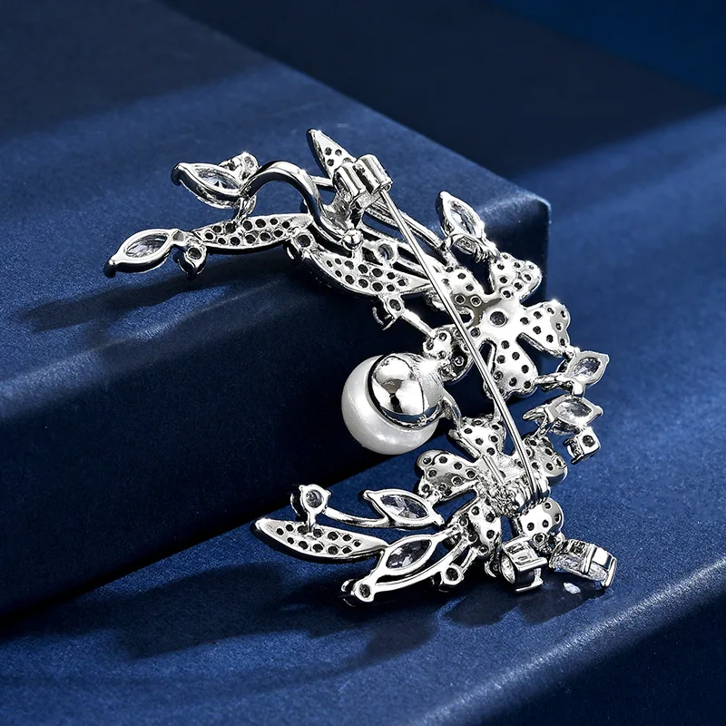 New Design Bright Luxury Micro-inlaid Zircon Moon Exquisite High-grade Freshwater Pearl Coat Brooches Accessories Lady Jewelry