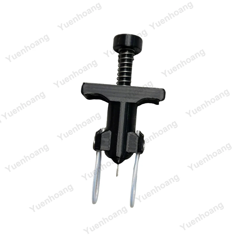 Extracteur d'hélices 2 ou 3 pales pour drones FPV Tiny Whoop, à côté d'un drone BetaFPV Air65, démonstration de retrait d'hélice.