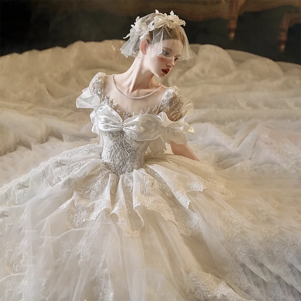 Maßgeschneidertes Luxus-Brautkleid im Dubai-Prinzessinnen-Stil mit Kristallen und 3D-Blumen, Ballkleid-Hochzeitskleid 2026, Rückenfreies Brautkleid mit Schleppe für Damen – Detail 3