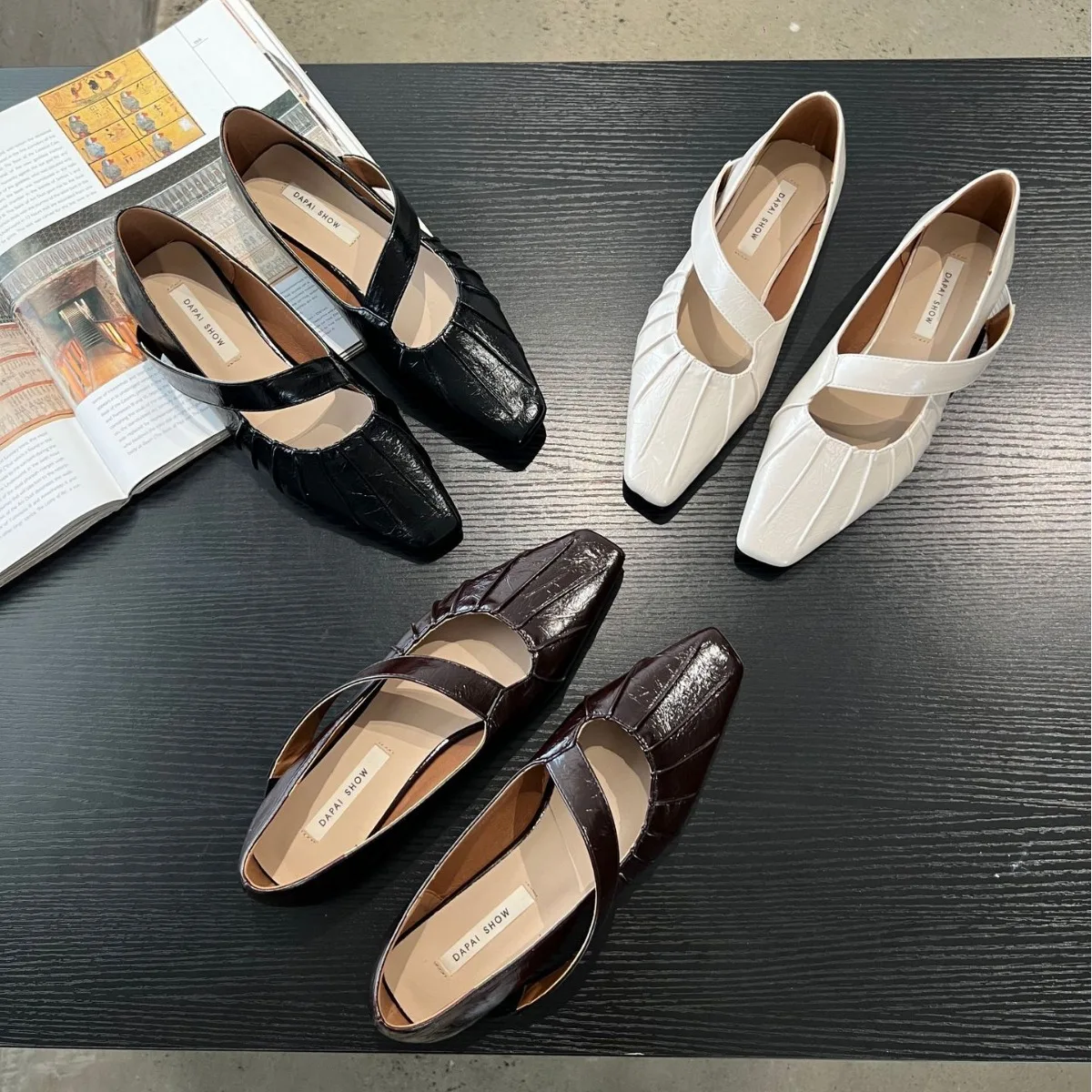 

Женские повседневные кроссовки бабушкины туфли с квадратным носком, модель 2024 года, женские модные туфли на плоской подошве с закрытым носком, новая модель, платье, ремешок с пряжкой для отдыха