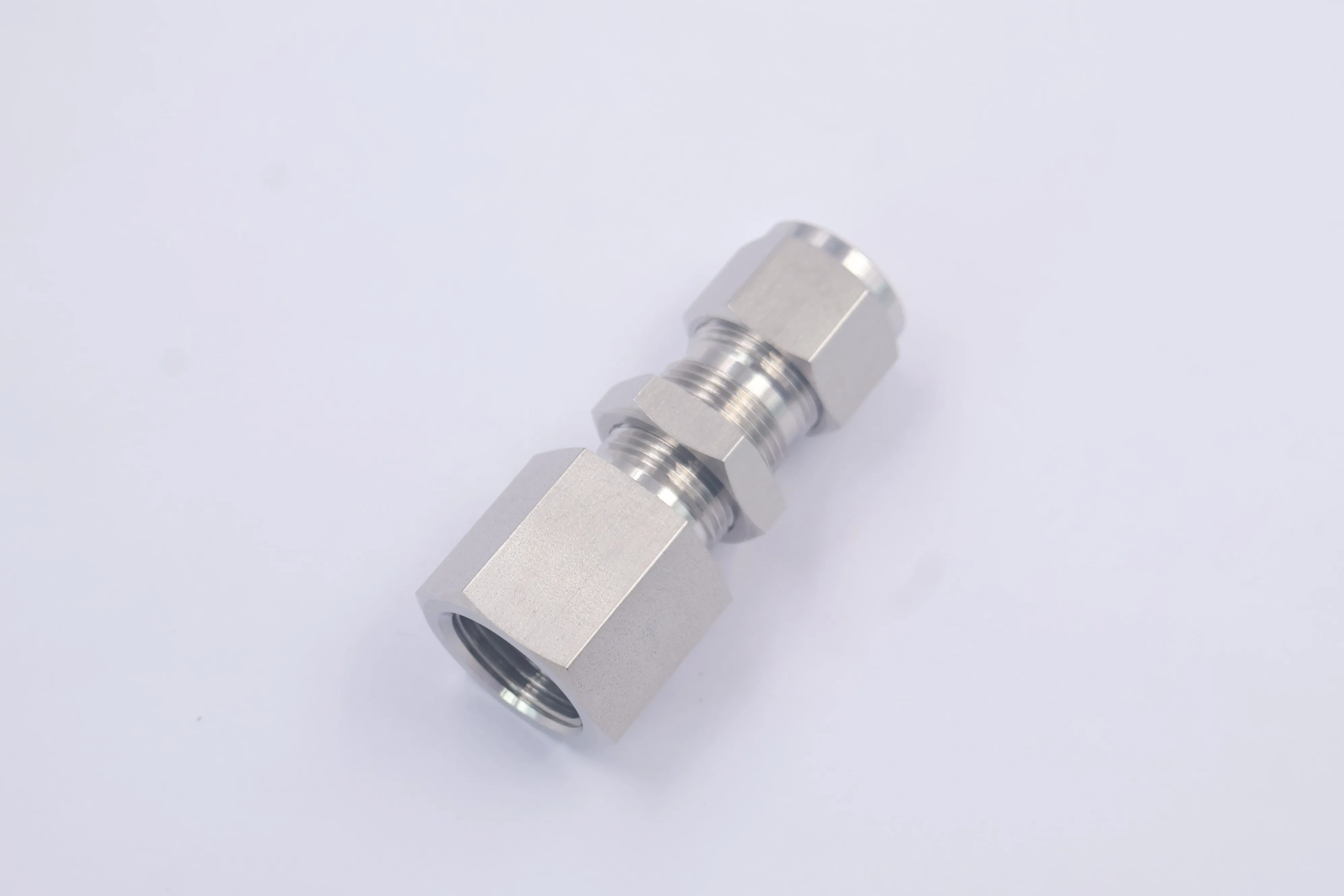 SS-810-71-8, Tube Fitting, Bulkhead Female Connector, 1/2 in. Tube OD x 1/2 in. Female NPT, Can Combination with Swagelok