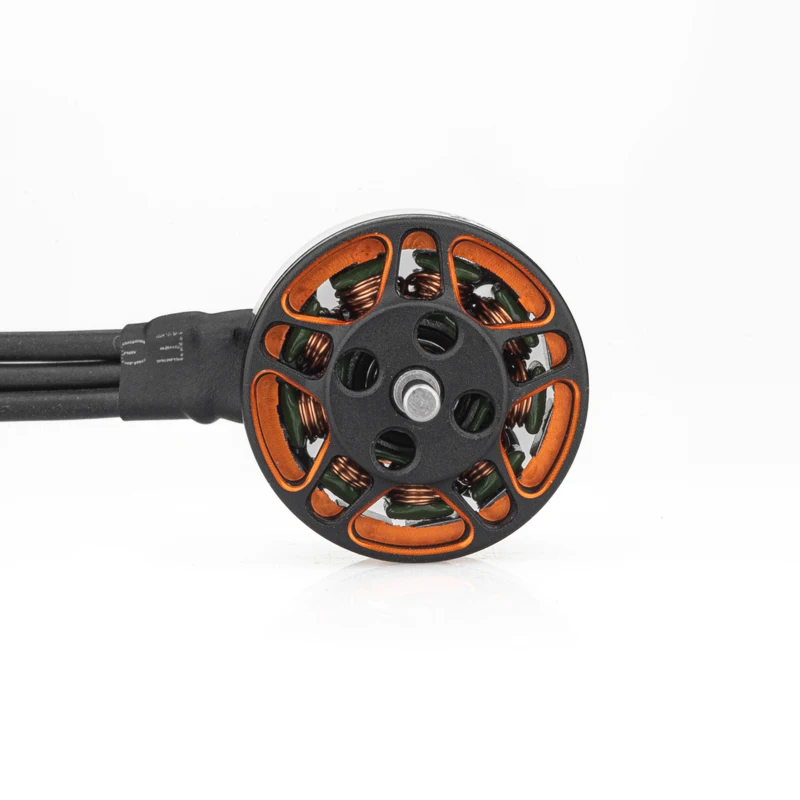 Gros plan sur un micro moteur brushless 1103 KV7500 montrant les bobinages et le rotor