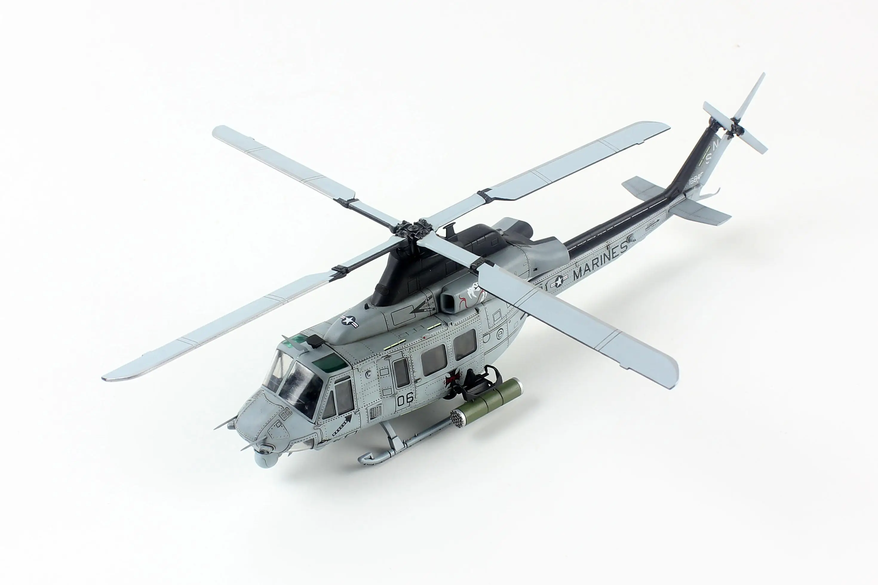 絶版!! 1/18 21st ヒューイ UH-1C ヘリコプター(CIA)モデル 絶版!! 1/18 21st ヒューイ UH-1C ヘリコプター(CIA)モデル（再