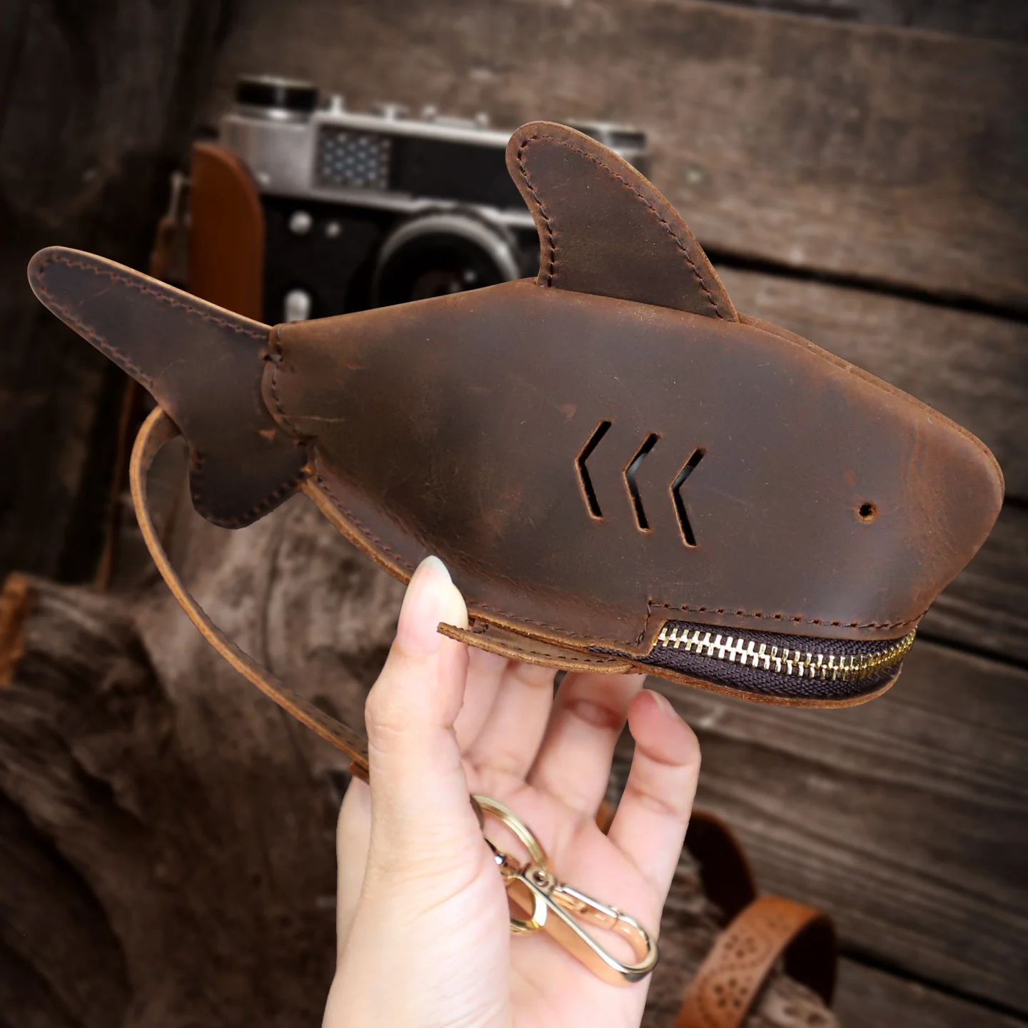 Creative Crazy Horse Leather Keycase - Portable Universal Shark-Themed Key Holder with Personalized Pocket Pendant