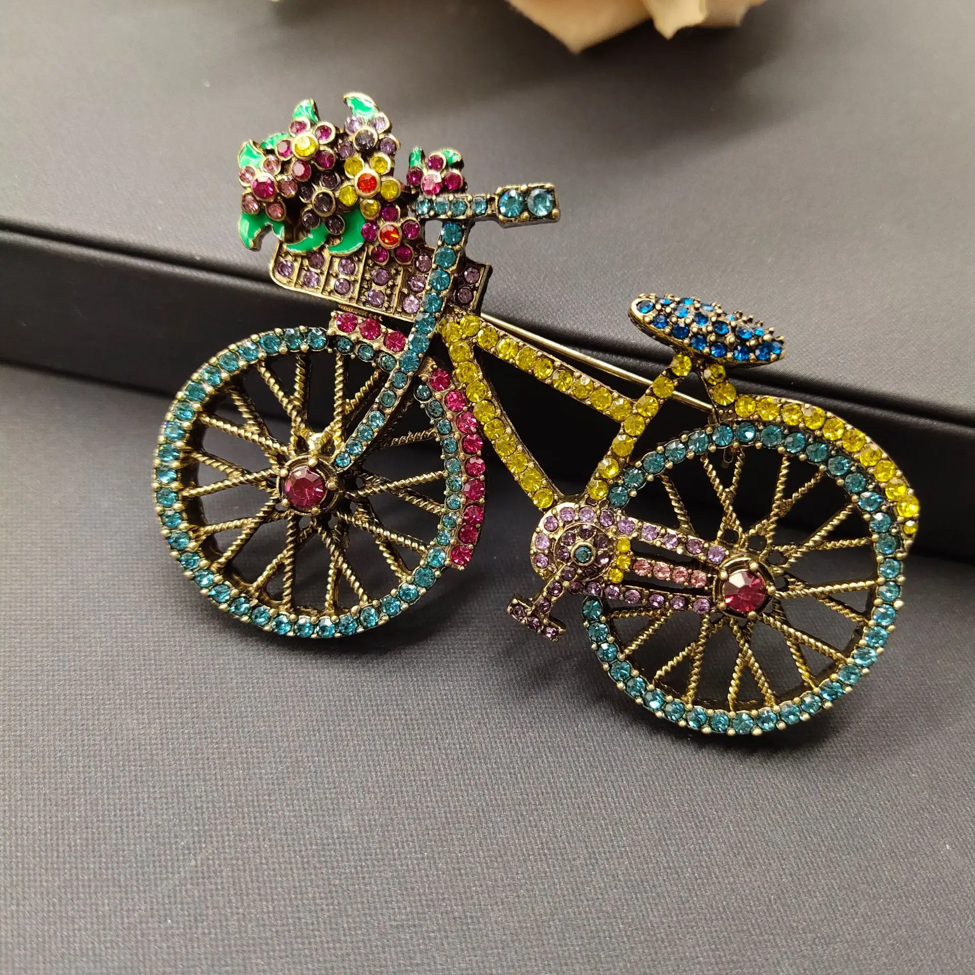 

Heavy Industry Colored Rhinestone "Flowers Full of Clusters" Bicycle Brooch