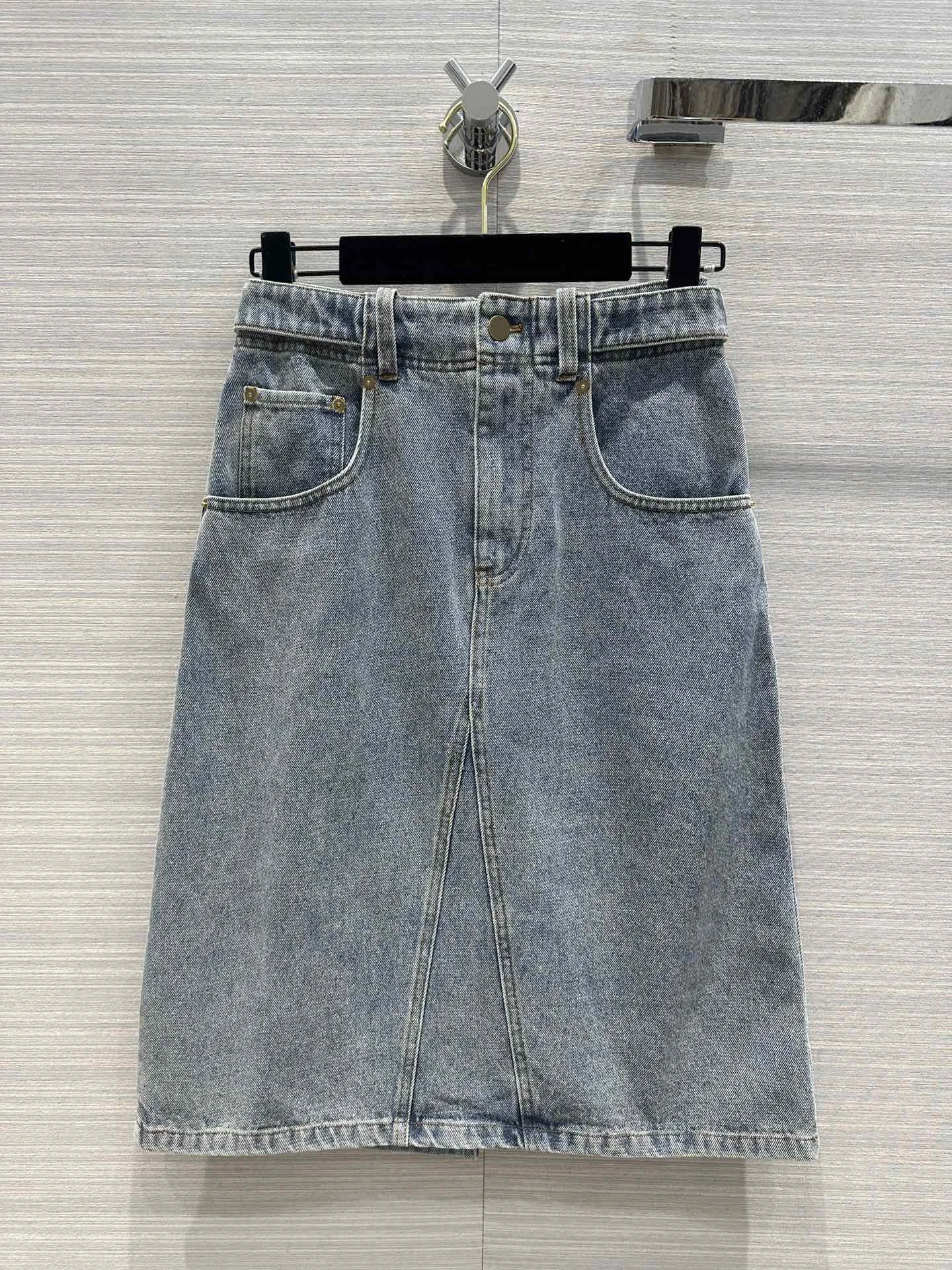 

2023 Wash denim mid-length skirt, classic high-waisted A-line shape of everything does not pick the upper body huge slimming