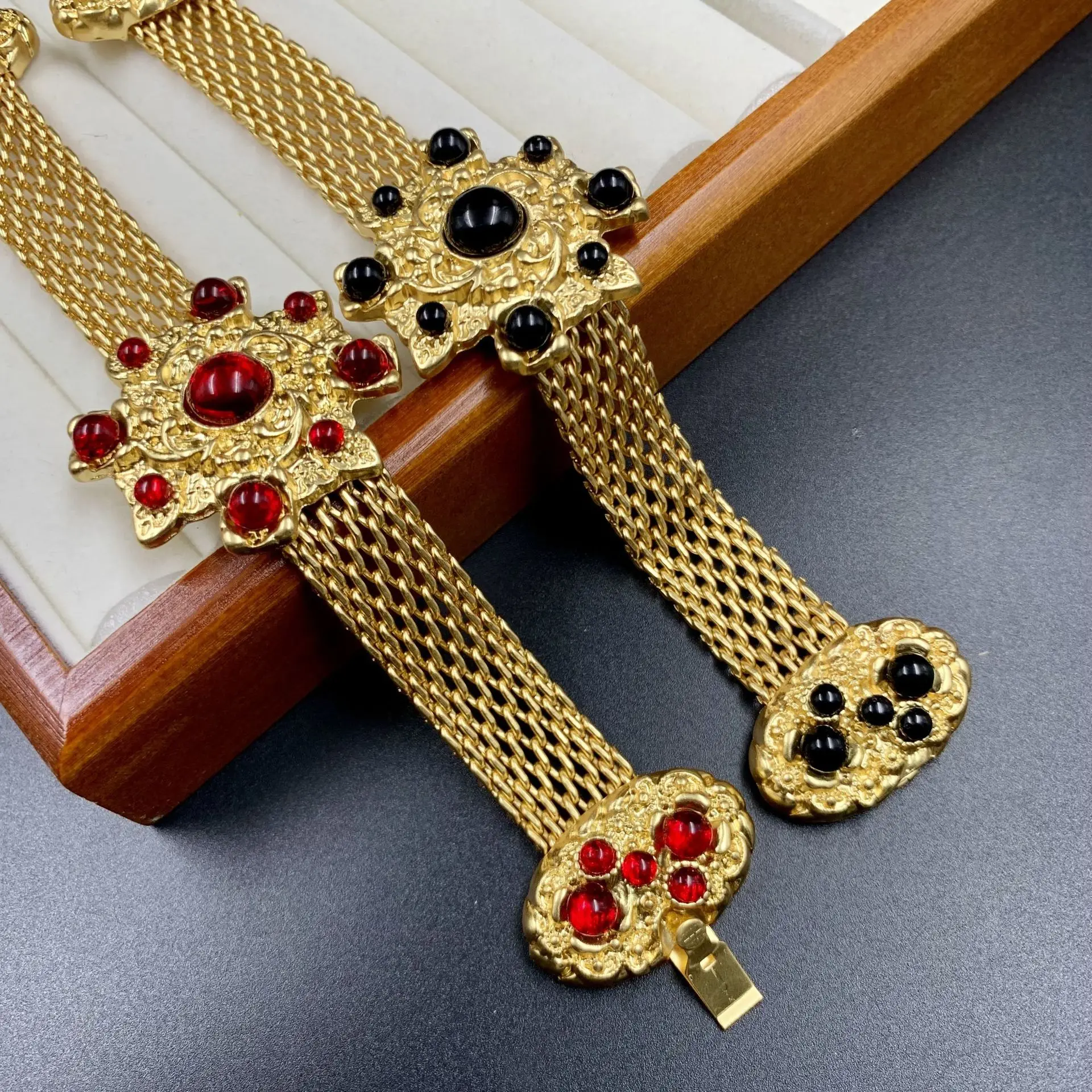 

Элегантный женский браслет из красного стекла в винтажном стиле с большим цветком