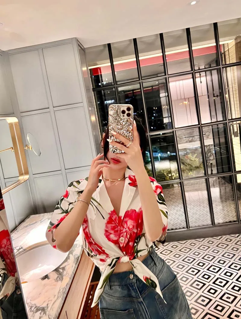 

Leisure style, fashionable and minimalist temperament, versatile for daily commuting, age reducing printed top and skirt