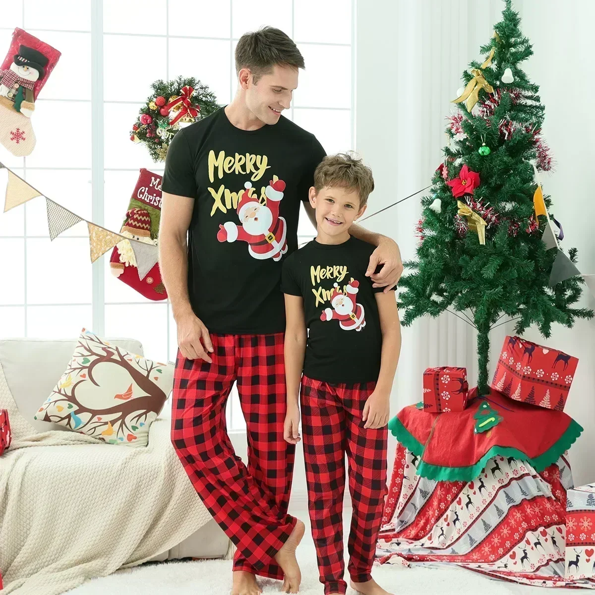 thumbnail image 5 of Pijama a cuadros con estampado de Feliz Navidad, conjunto familiar de manga corta y pantalones largos, traje de 2 piezas, ropa navideña para bebé y niña, 5 of 5