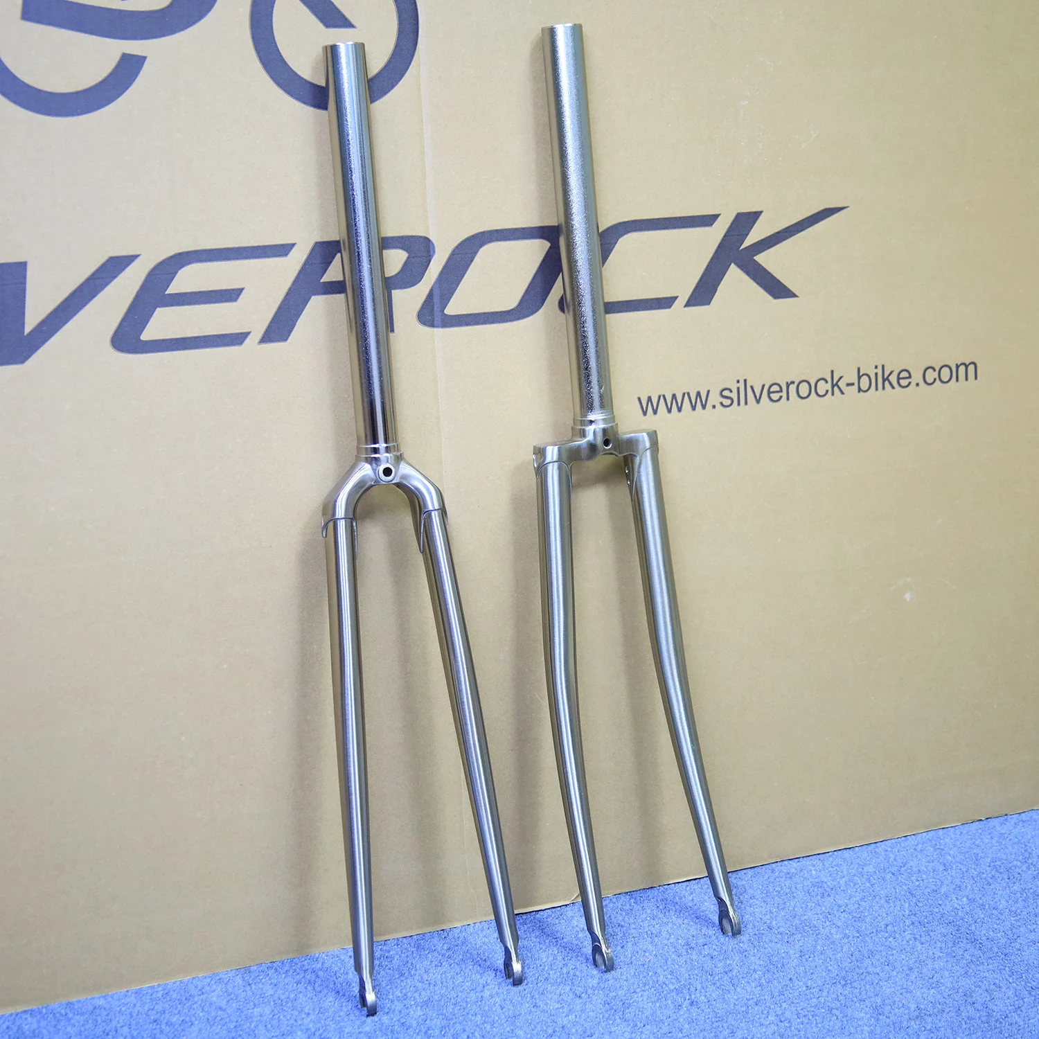 TSUNAMIクロームフォークロードバイク用クロモリースチール4130 700C