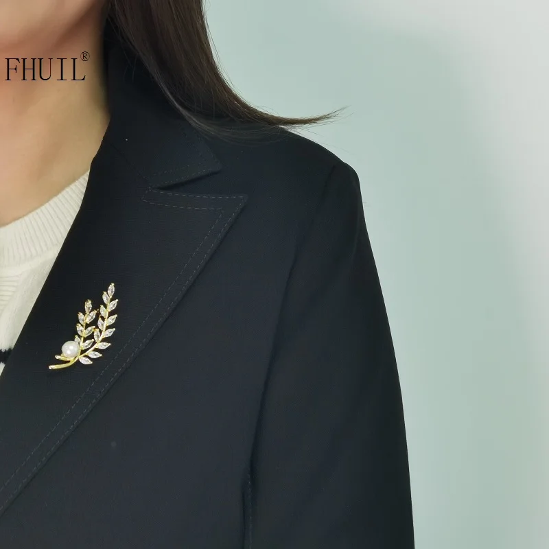 

Luxury Brooches For Woman Designer Pearl Pin Jewelry High Quality Fashion Brooch Pins Clothes Accessories Office Wedding Gifts