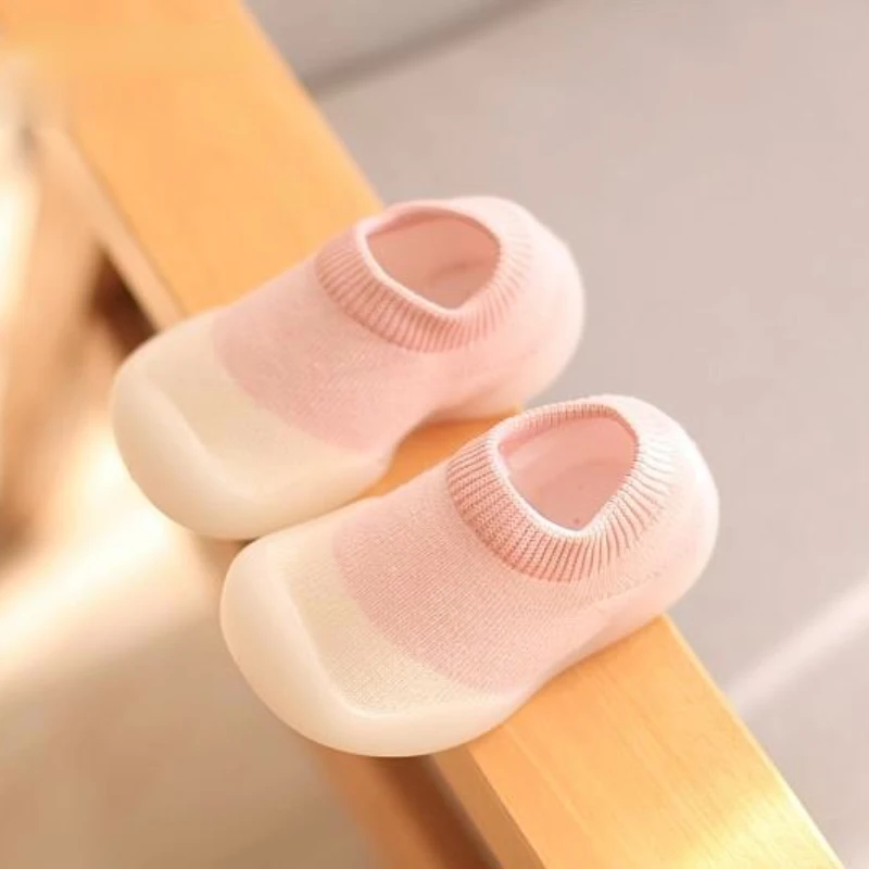  양말 신발  색상 일치 귀여운 어린이 소년 신발 인형 부드러운 밑창 어린이 바닥 운동화 비비  소녀 첫 워커