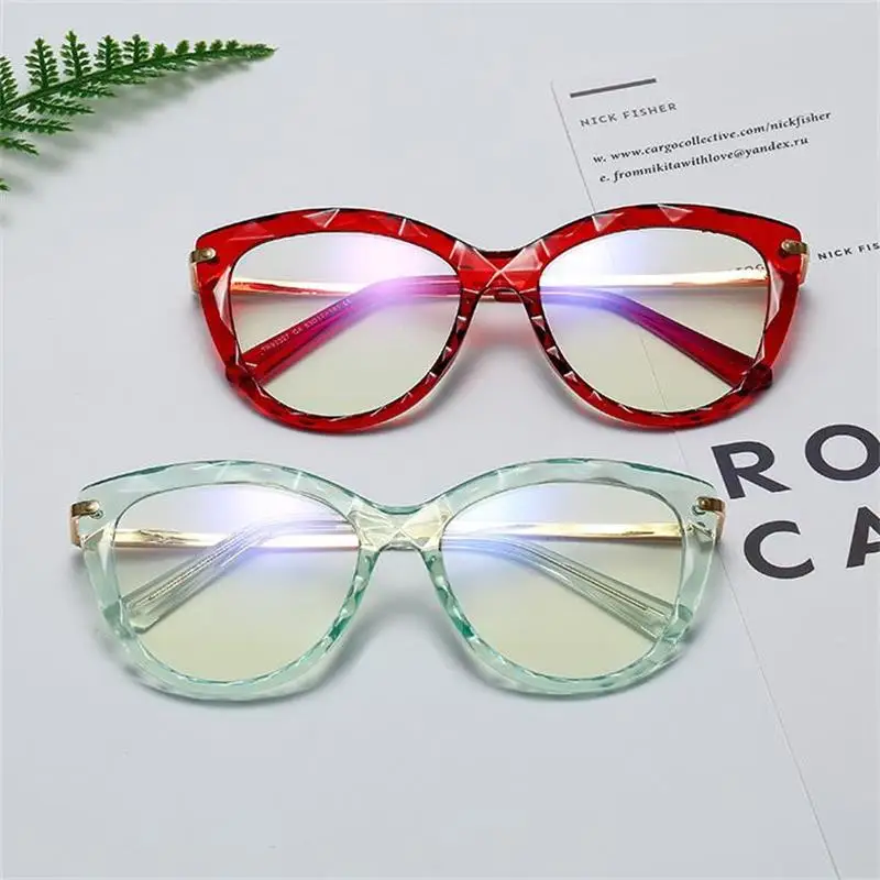 Occhiali da lettura a occhi di gatto trasparenti pronti all'uso